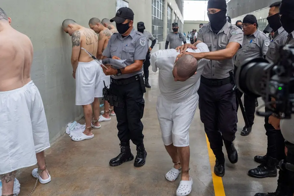 US expels more suspected gang members to El Salvador