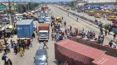 Major traffic gridlock as multiple vehicles crash at Cele along Apapa-Oshodi Expressway