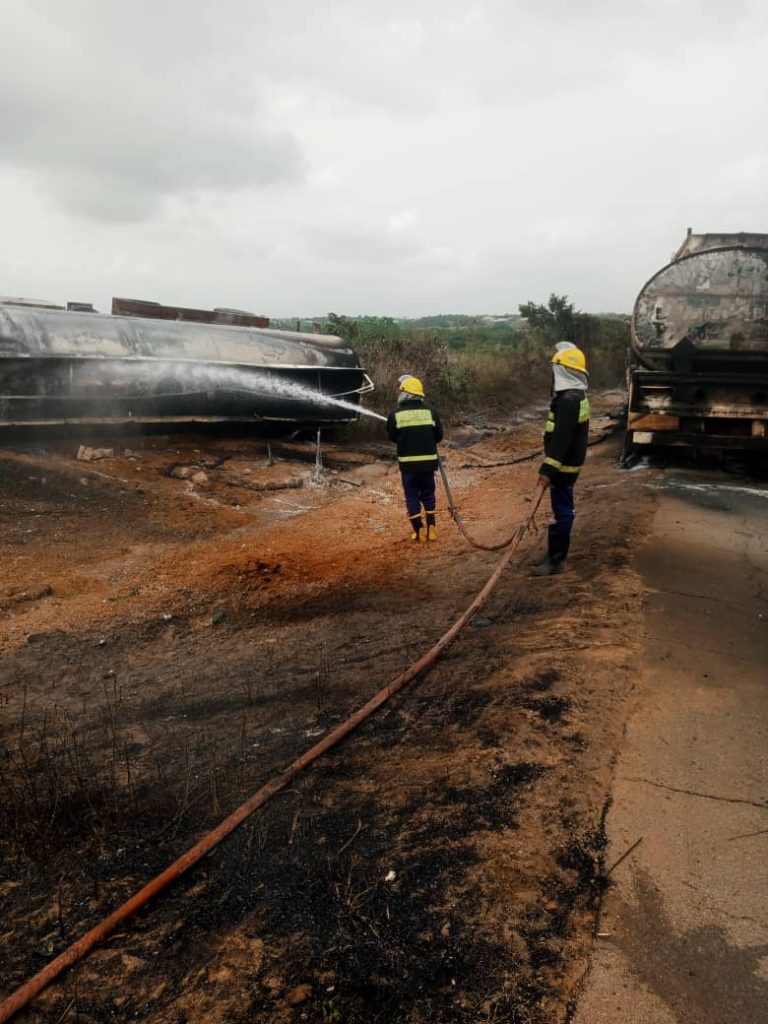 Fire breaks out on two petrol tankers in Oyo.