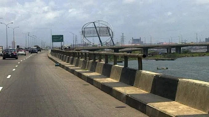Lagos traffic eases as Works Minister orders immediate reopening of Independence Bridge