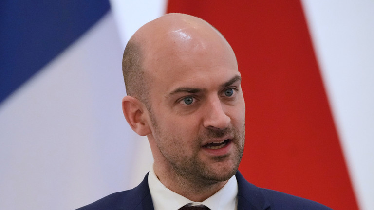 France expels 12 Algerian diplomats