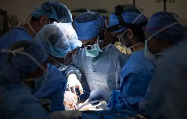 U.S. surgeons make history with first-ever bladder transplant