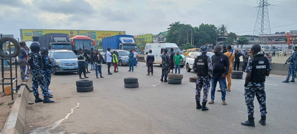 Lagos LG Poll: Police barricade Berger road, vehicles, passengers stranded
