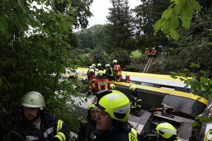 Three dead, others hurt as train derails in southern Germany