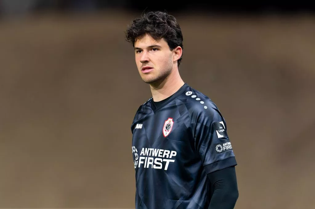 Man United submit fresh bid for goalkeeper amid Aston Villa interest