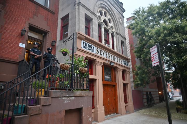 Knife fight between husbands leaves 34-year-old man dead