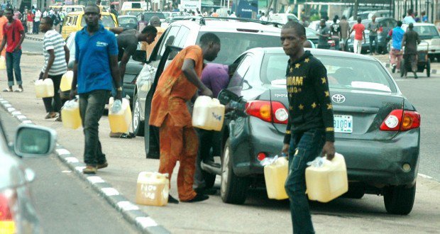 Nigerians gasp as petrol price climbs to ₦910