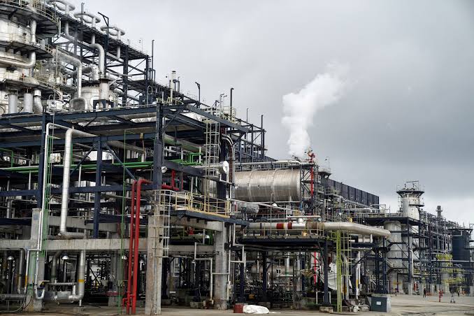Dangote refinery cuts petrol price by N30, unveils CNG truck plan