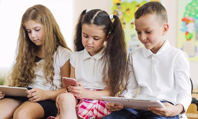 Experts say young children struggle to sit in class due to tablet use