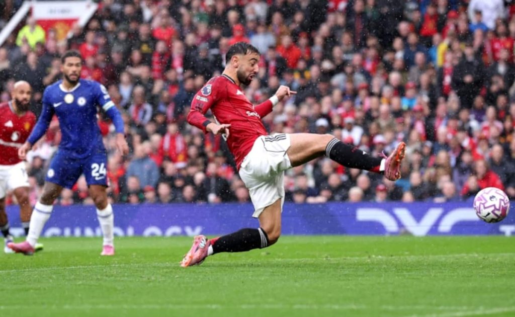 Ten-man United defeat ten-man Chelsea 2-1 at Old Trafford