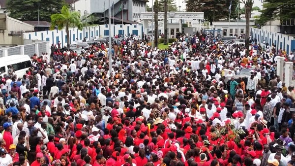 Fubara’s supporters disperse after fruitless wait at Rivers Govt House