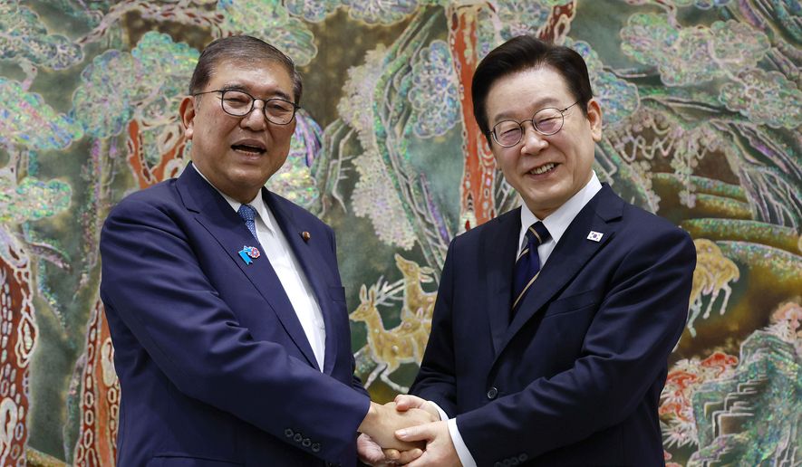 Japan, South Korea vow closer ties in final summit