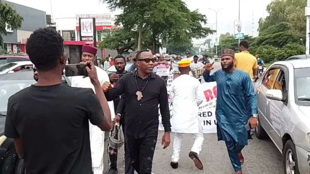Tear gas, gunshots as security operatives disperse #FreeNnamdiKanu protesters