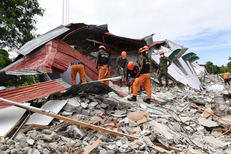 Philippines earthquake kills nearly 70, as injured overwhelms hospitals
