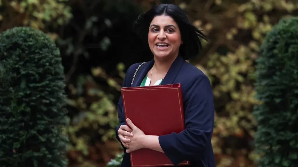 UK proposes 20-year wait for migrants to settle permanently