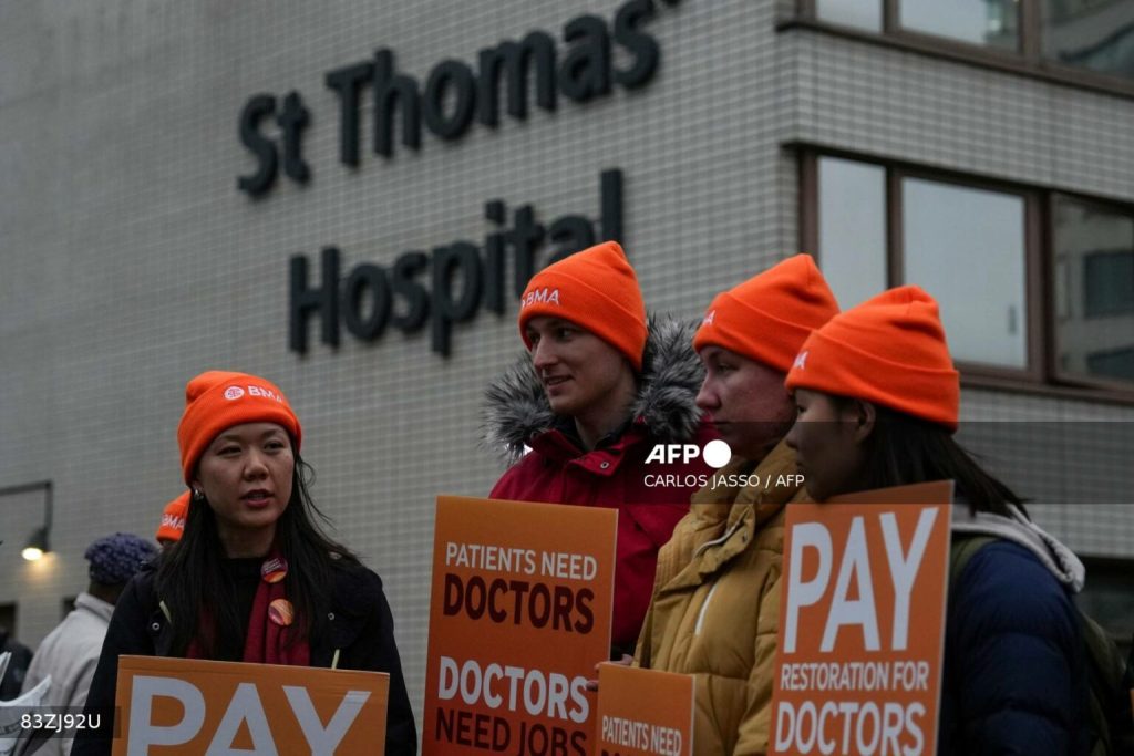 Doctors in England begin strike over low pay