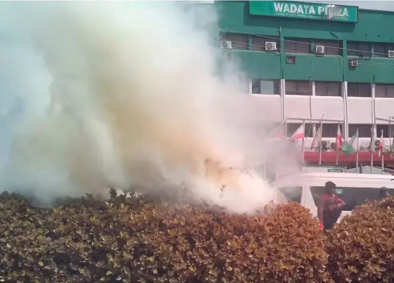 Politicians, journalists run for safety as Police fire teargas at PDP HQ
