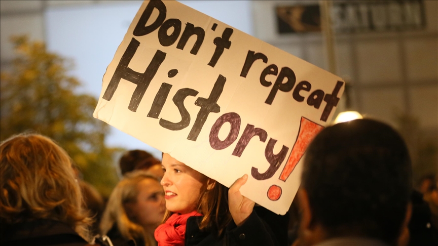 German authorities admit hundreds of neo-Nazis remain unarrested despite warrants