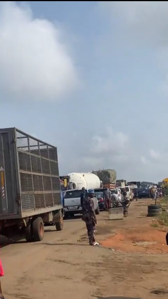 Truck drivers block Lagos-Ibadan expressway over alleged FRSC extortion