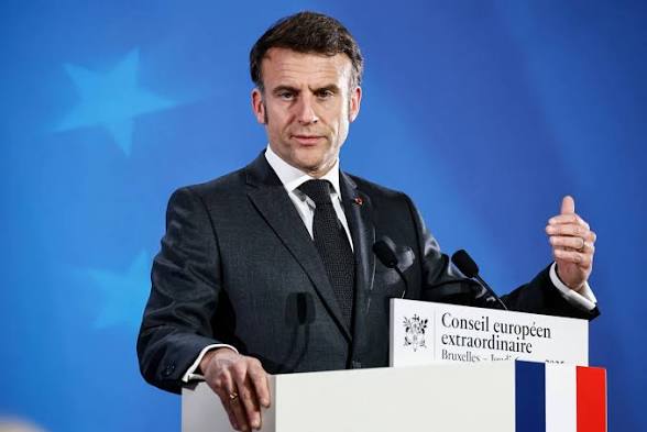 Macron silences noisy crowd mid-presentation at Nairobi University