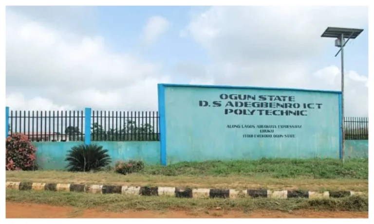 Ogun polytechnic students shut Abeokuta-Lagos expressway over colleague’s killing in robbery